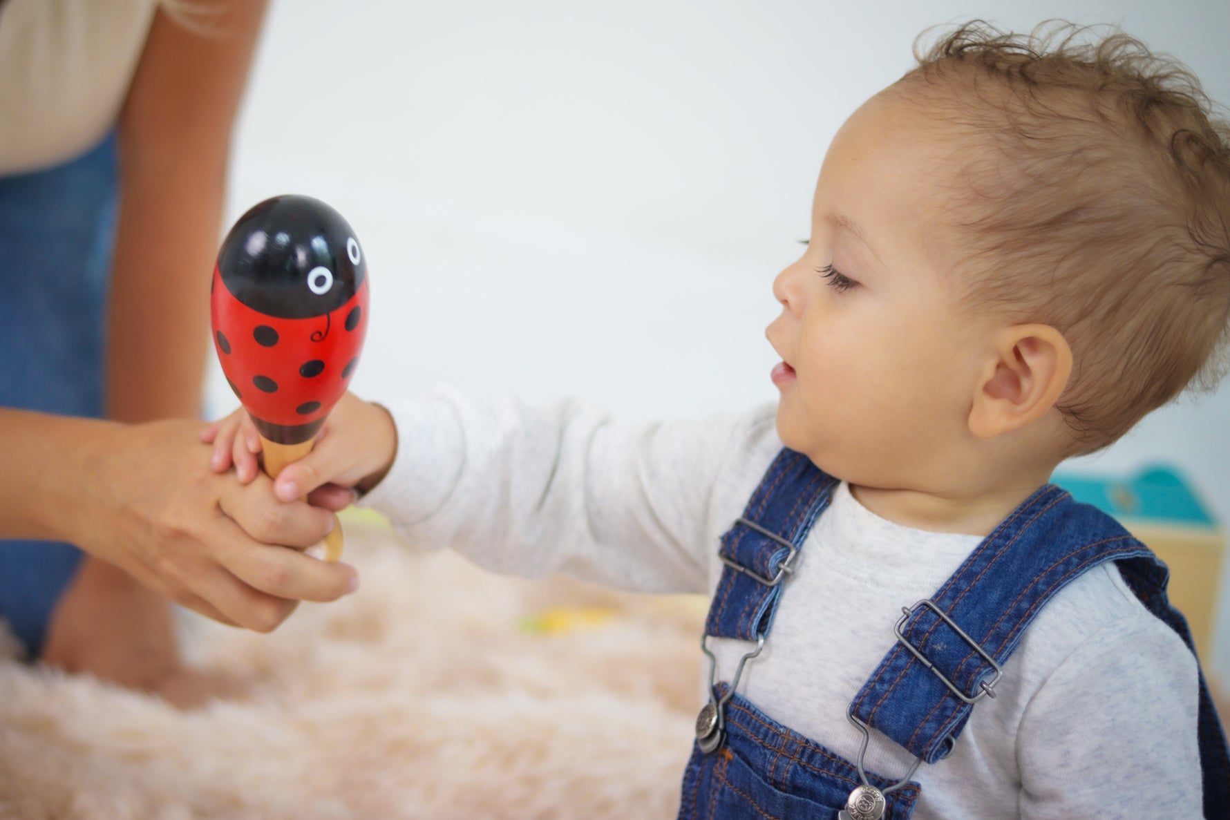 Explora los hitos del desarrollo de tu bebé de 9-12 meses.