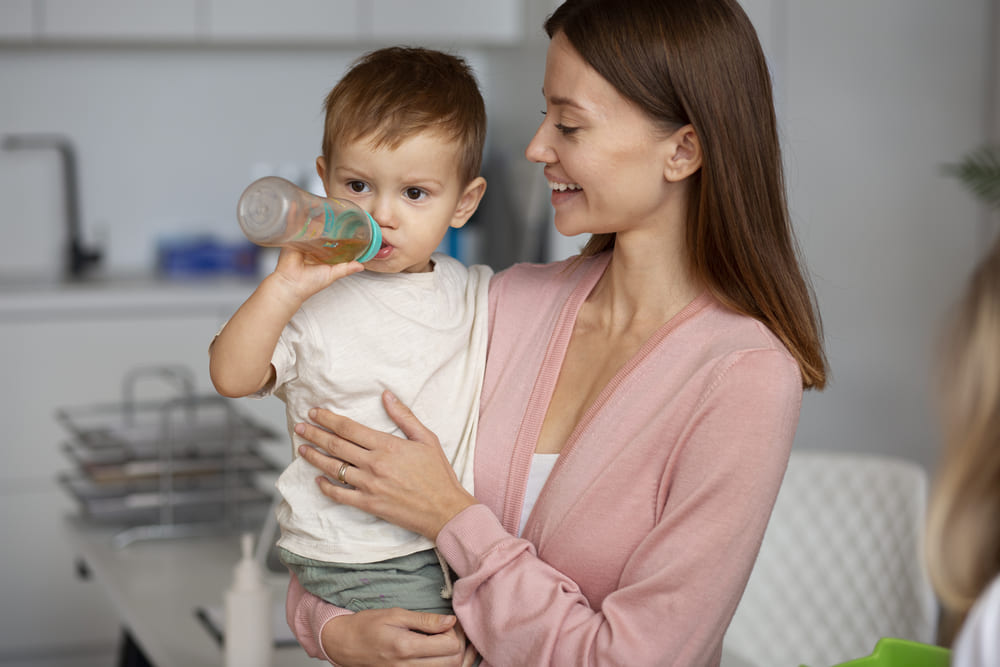 Transición del biberón al vaso entrenador para bebé