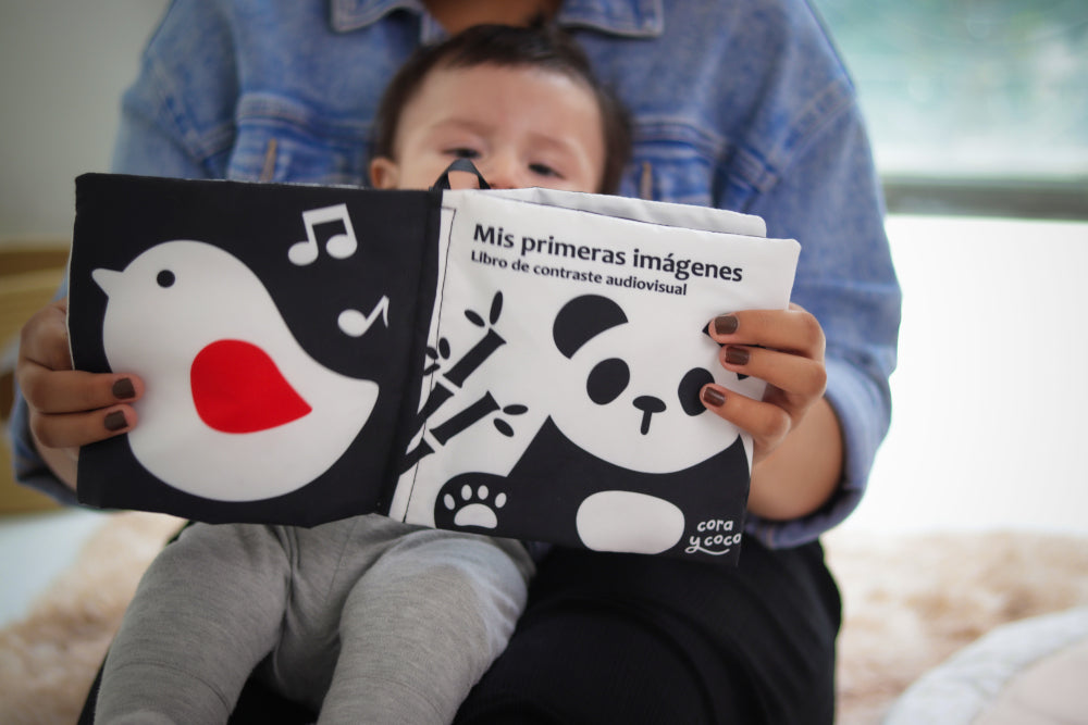 Familia con su bebé ilustrando la sección de contacto de Cora y Coco