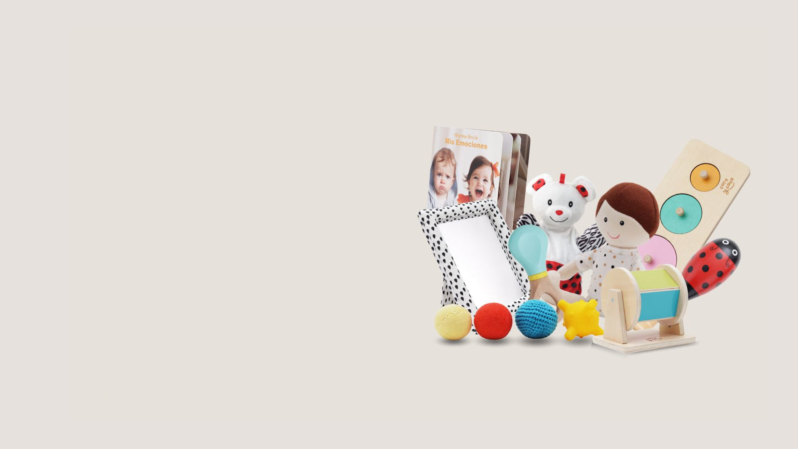 Madre jugando con su bebé usando materiales del kit Cora y Coco