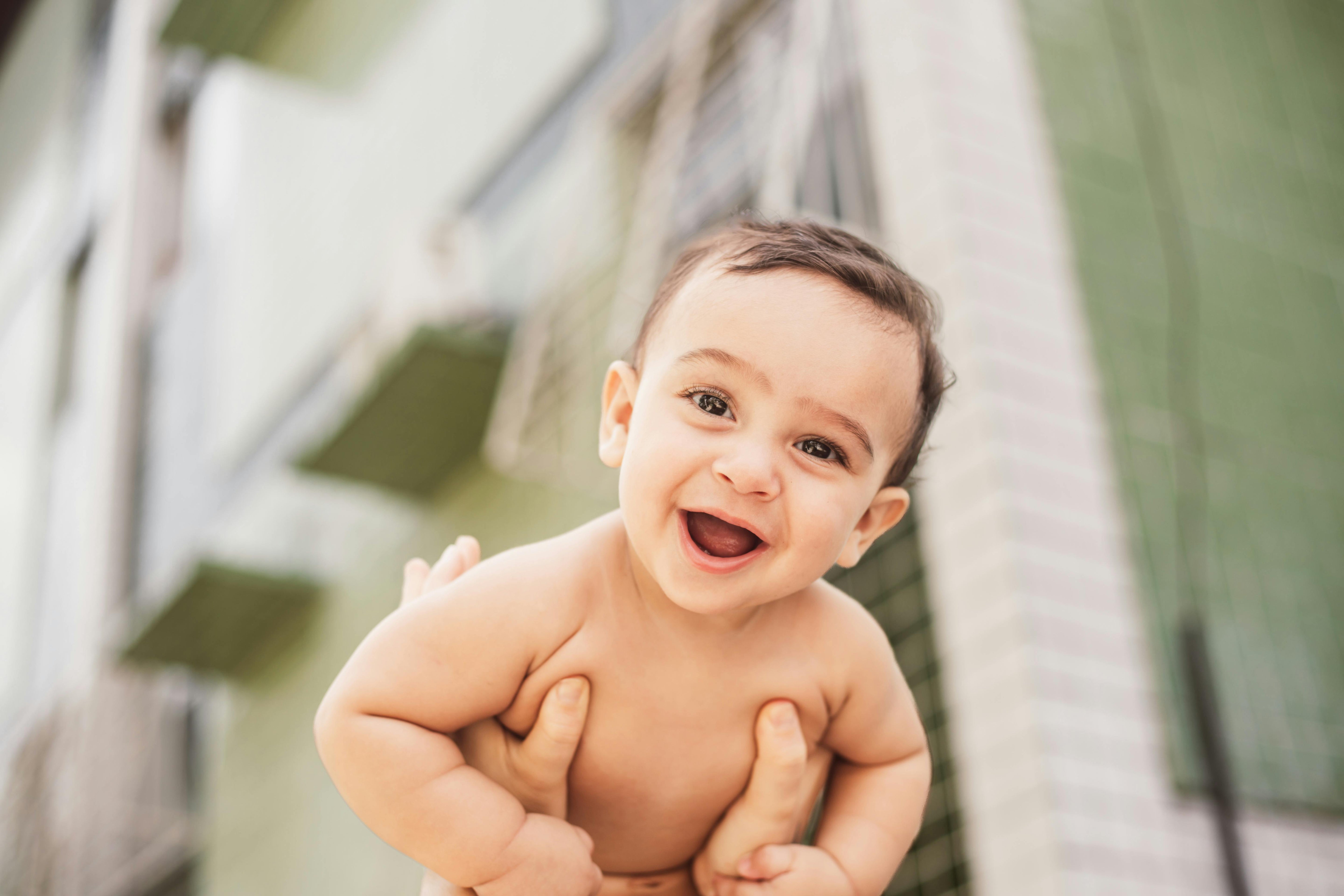 Madre jugando con su bebé pequeño en casa